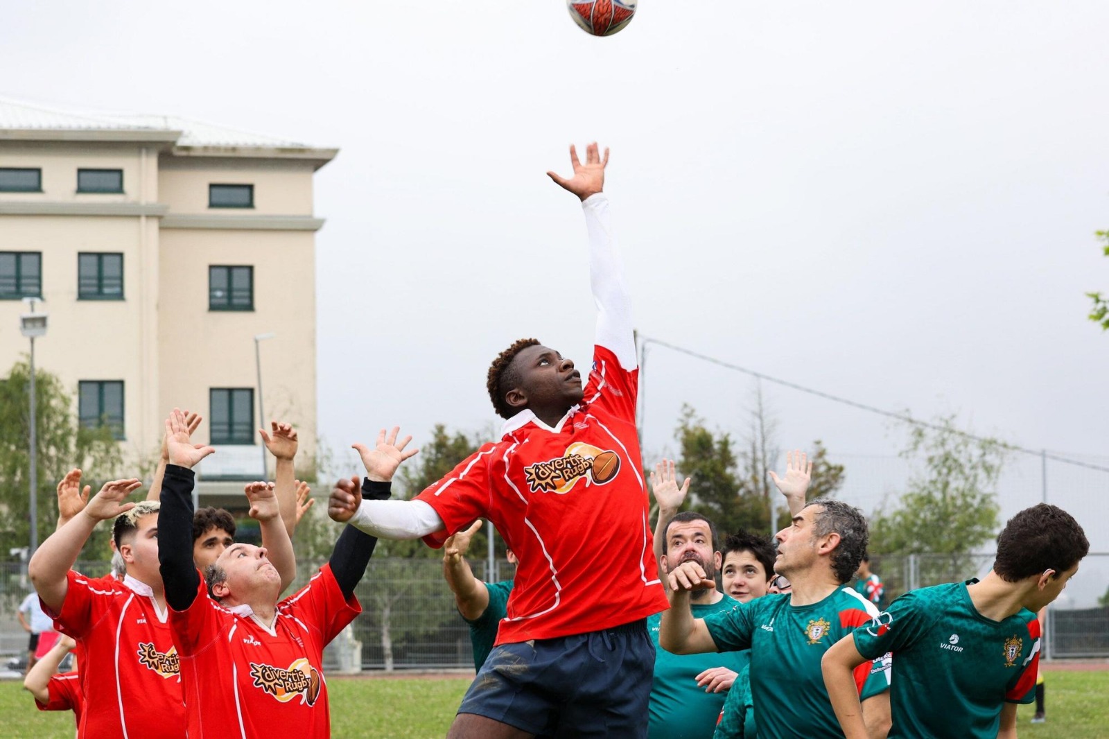 Encuentro de rugby inclusivo entre el combinado de la Federación de Bizkaia y la Federación Navarra, en Erandio